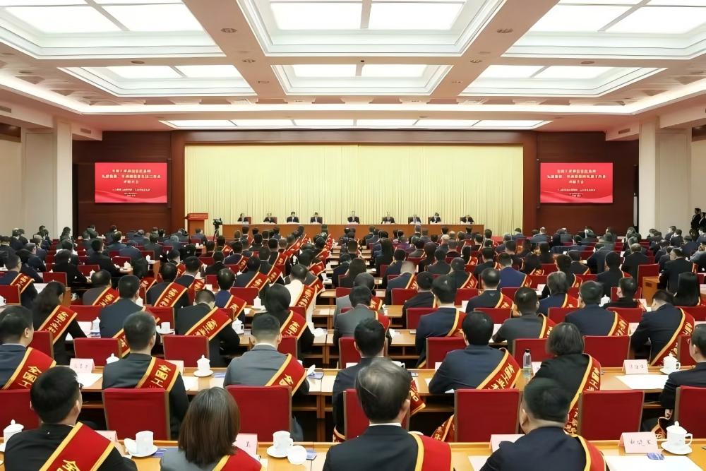 三峰透平董事長熊俊杰榮獲“全國工業(yè)和信息化系統(tǒng)勞動模范”稱號！